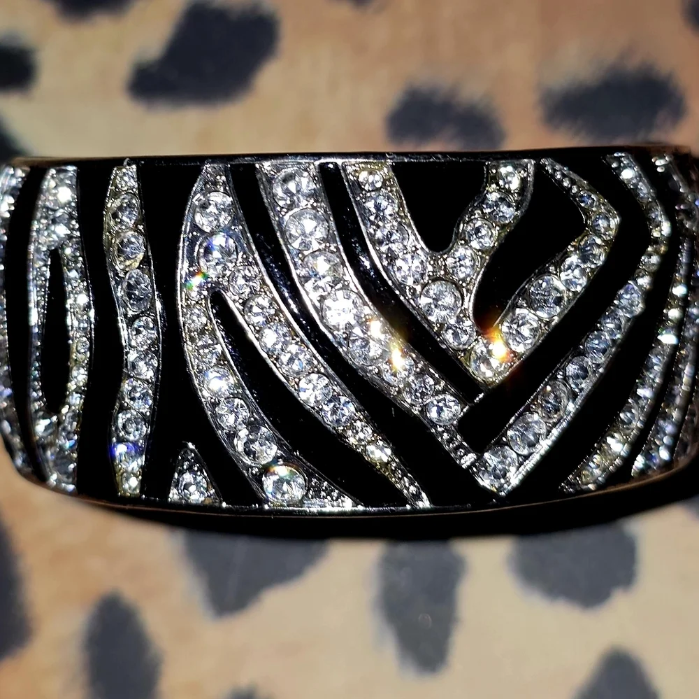 📣Vintage Hinged Cuff Bracelet FASHION Silvertone Black 🖤 Enamel Rhinestones 🦓